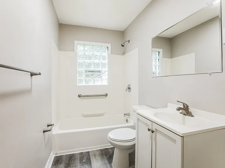 1047462_028_bathroom_12888672.jpg