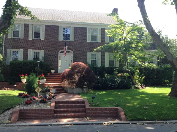 60 Manor Ln, Woodmere, NY 11598