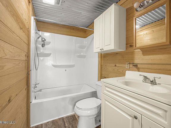 4th image of 1885 Silver Creek Rd