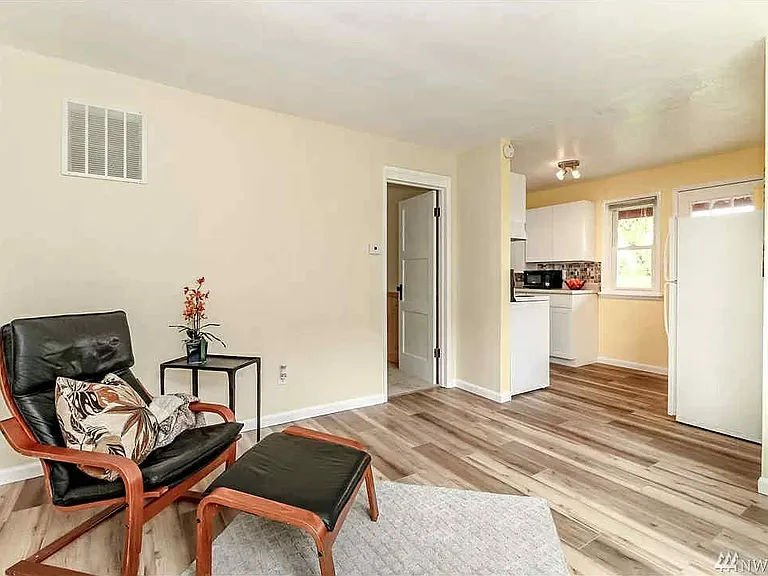 1020 1/2 Chester Ave #1/2 — Photo 2