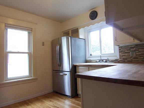 5th image of 416 Saratoga St S