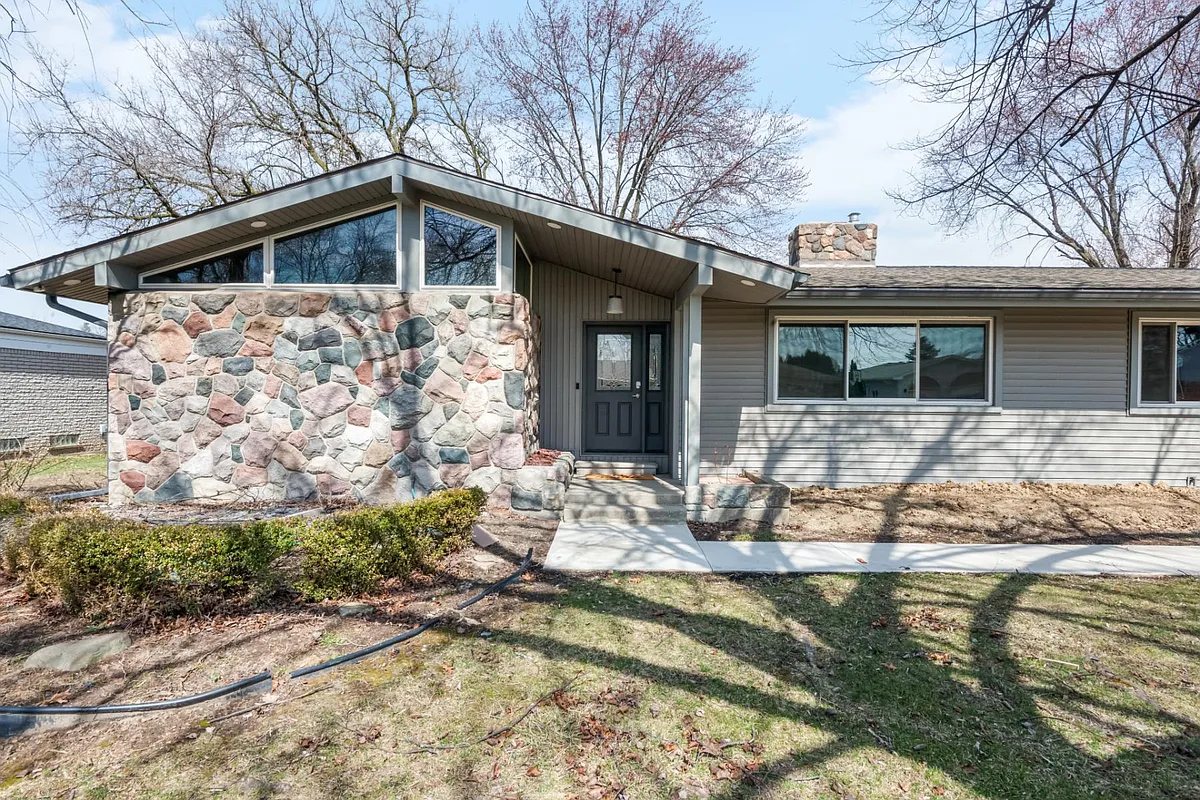 Building Photo - 16615 Walcliff Dr