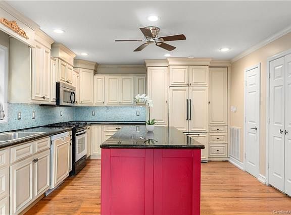 5th image of 320 Blueberry Dr
