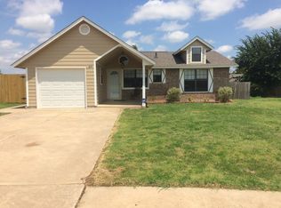 663 SW 11th St, Moore, OK 73160