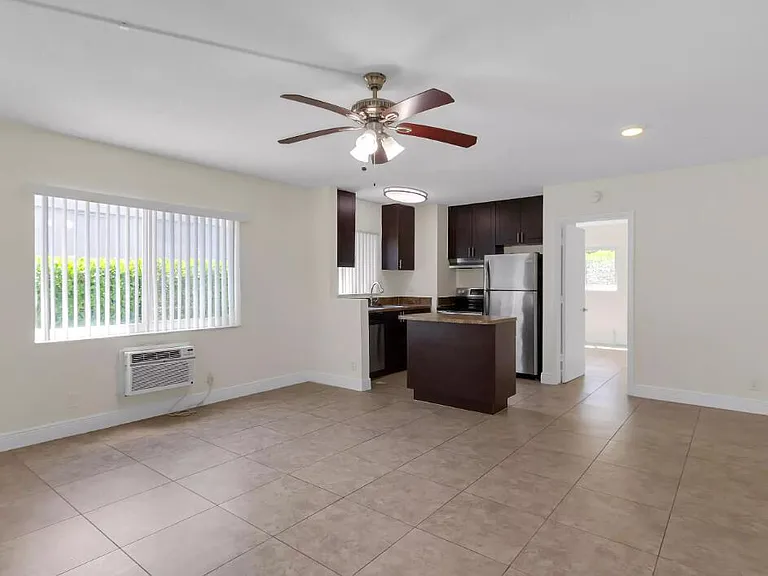 560 NE 46th St #6 — Photo 3