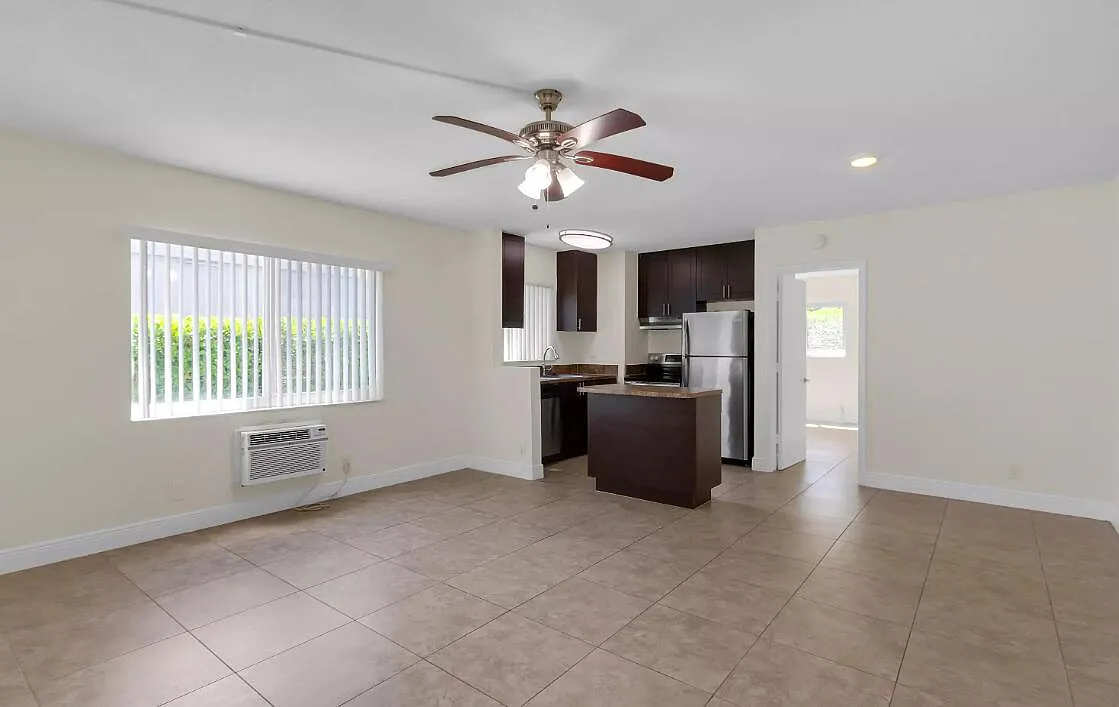 Building Photo - 560 NE 46th St #8