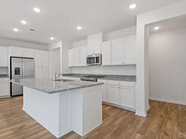 735 Station Rd, Dunellen, NJ 08812