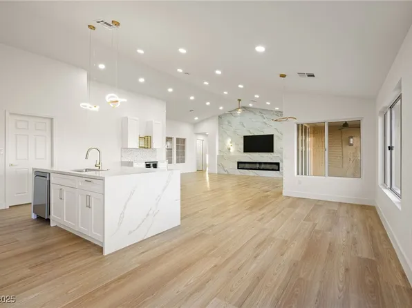 2808 Crown Ridge Dr, Las Vegas, NV 89134