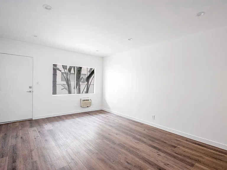 937 N Orange Grove Ave — Photo 10