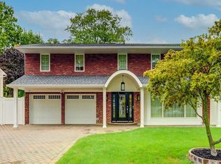 20 Cherokee Ln, Commack, NY 11725