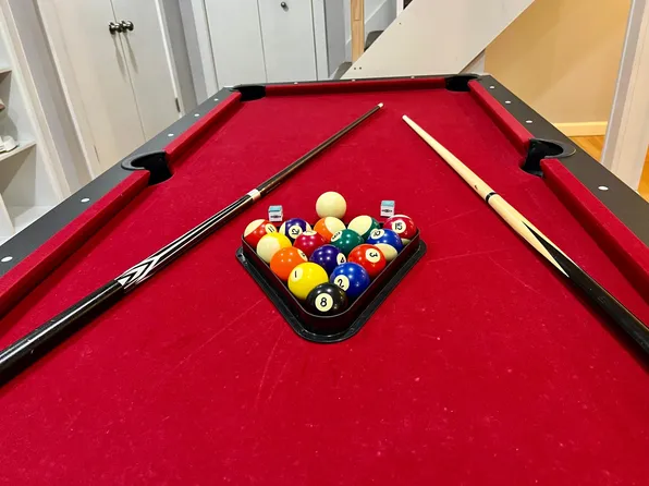 124 Oak Knolls Ave, Rockford, IL 61107