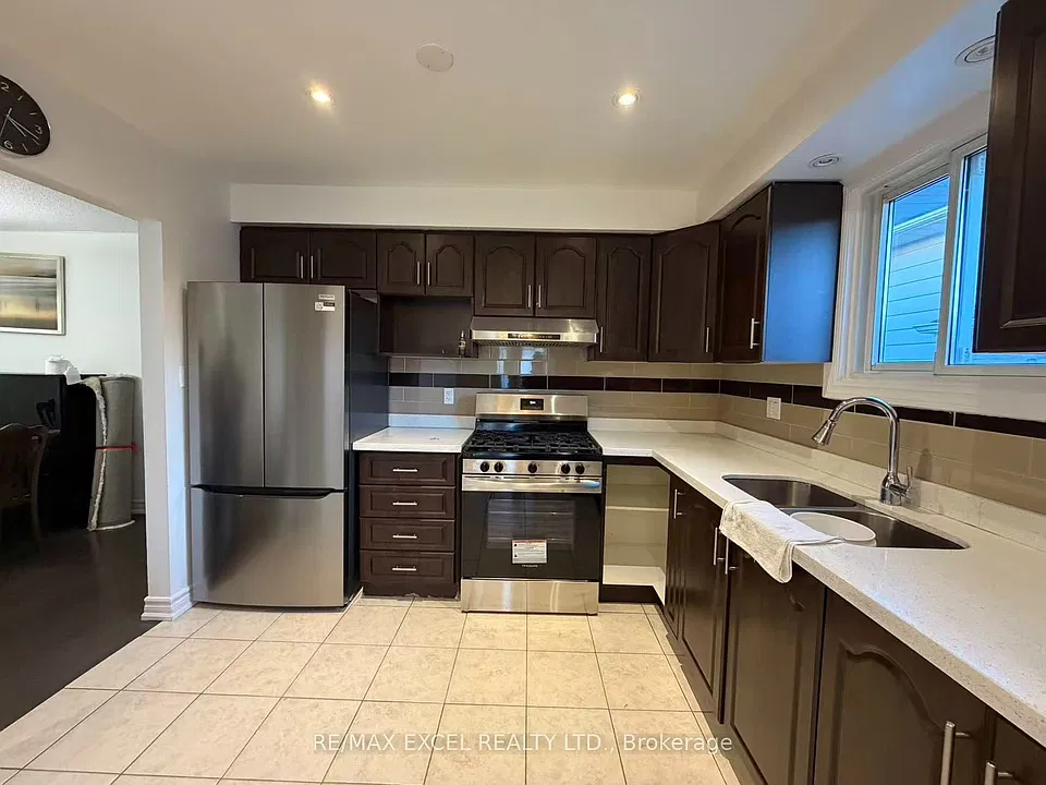 4 Lawnmere Cres #MAIN LEVEL