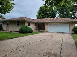 156 10th St SE, Wells, MN 56097