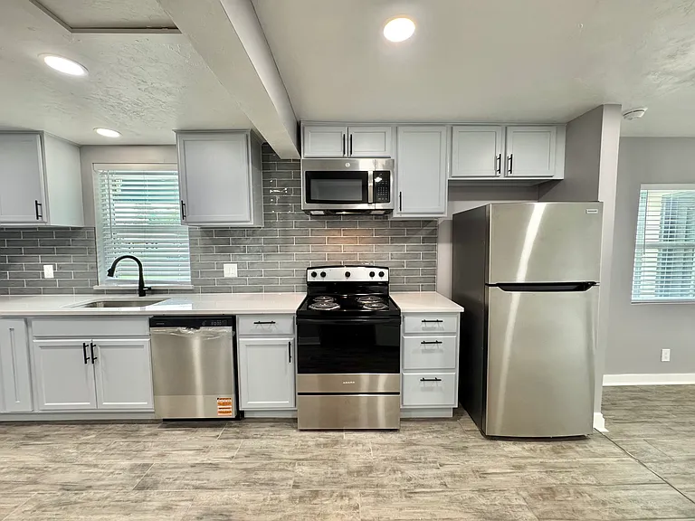 2144 Westchester Dr — Photo 12