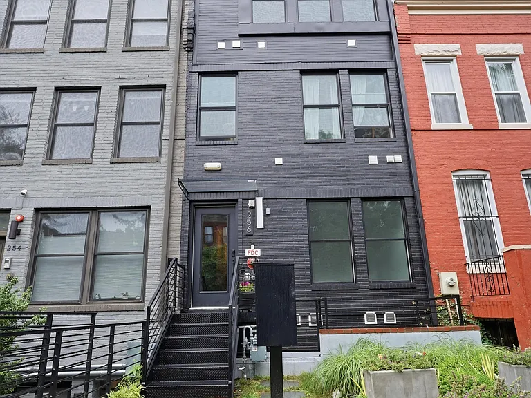 256 15th St SE #7 — Photo 2