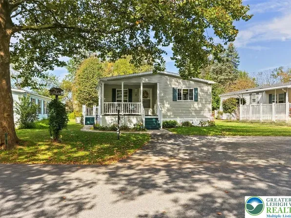 4 Hickory Hills Dr, Bath, PA 18014