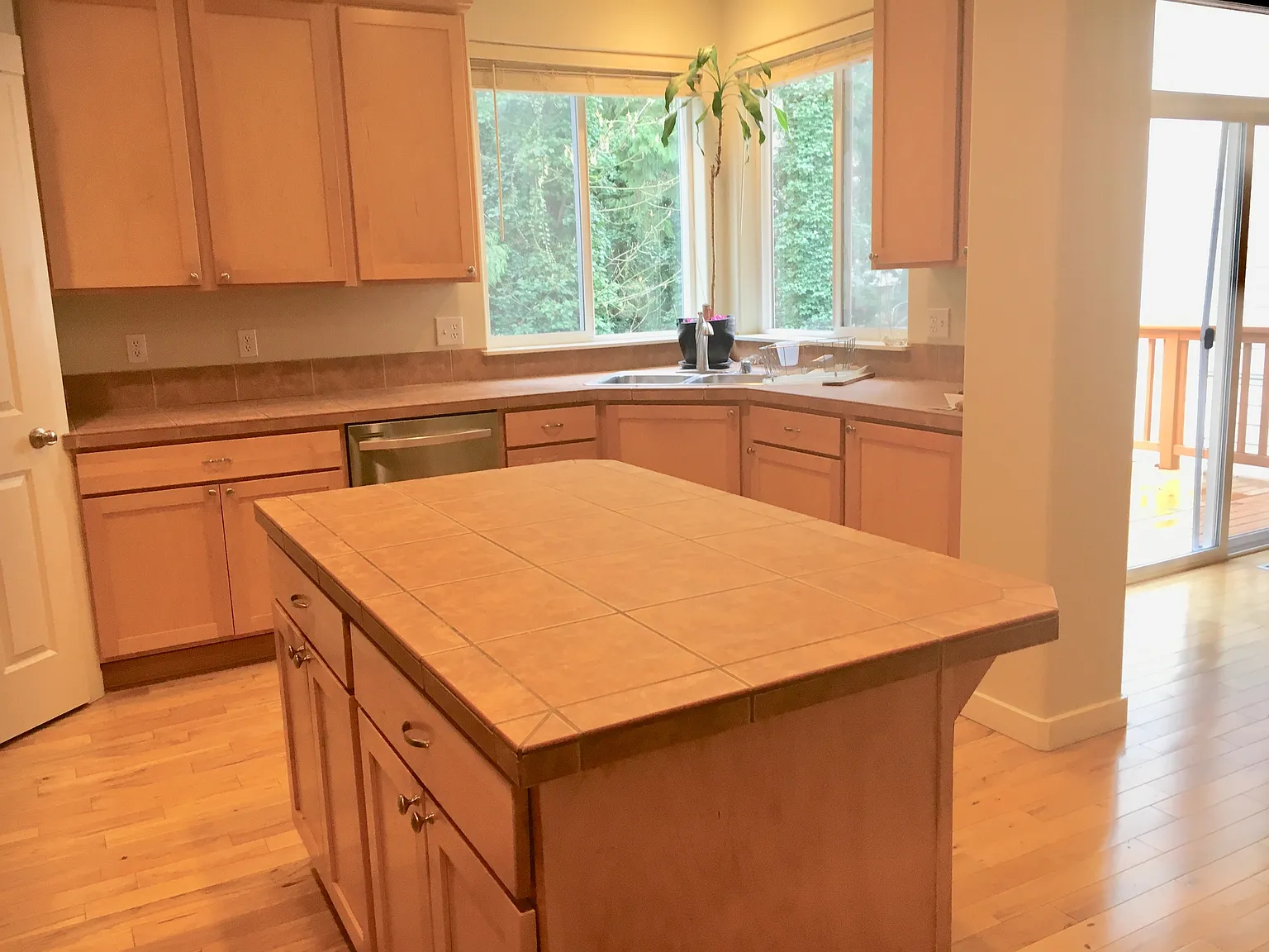 4 bed, 3.5 bath, 2480 sqft, $1,000 — Photo 4