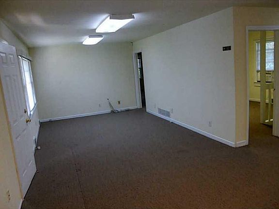 Large LR/DR combo or waiting area for business