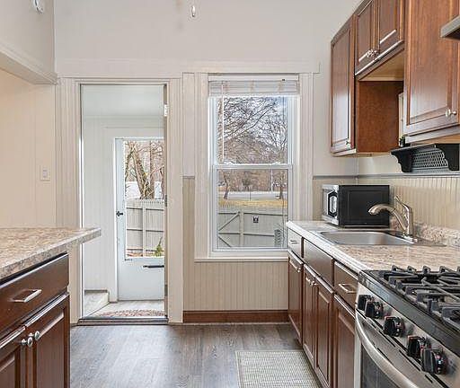 3rd image of 28 Hunt Pl #28
