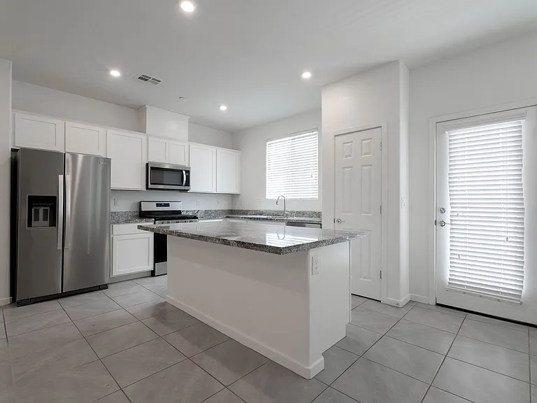 902 Bronzite St — Photo 17