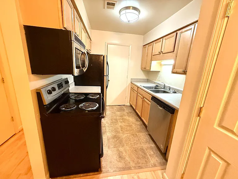 207 Wharton St SE — Photo 6