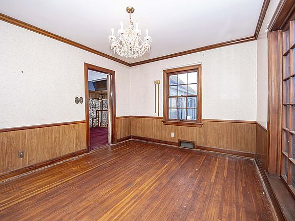 4th image of 1100 E University Street