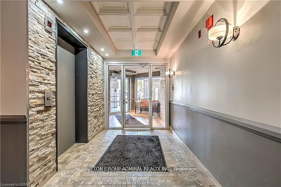 Building Photo - 5 Jacksway Cres #108