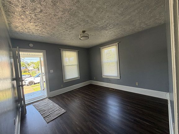 5th image of 814 Delaware St