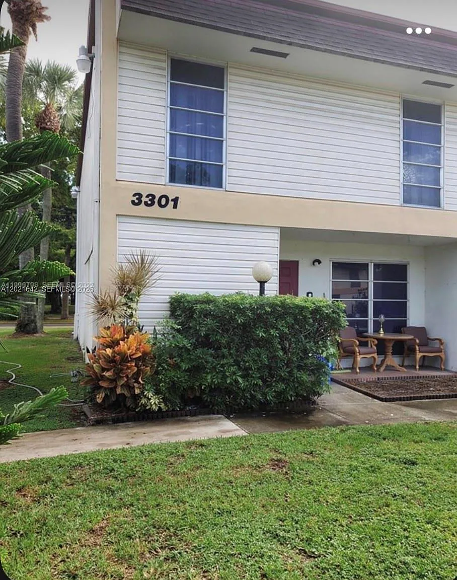4 bed, 3.0 bath, 2720 sqft, $3,450 — Photo 1