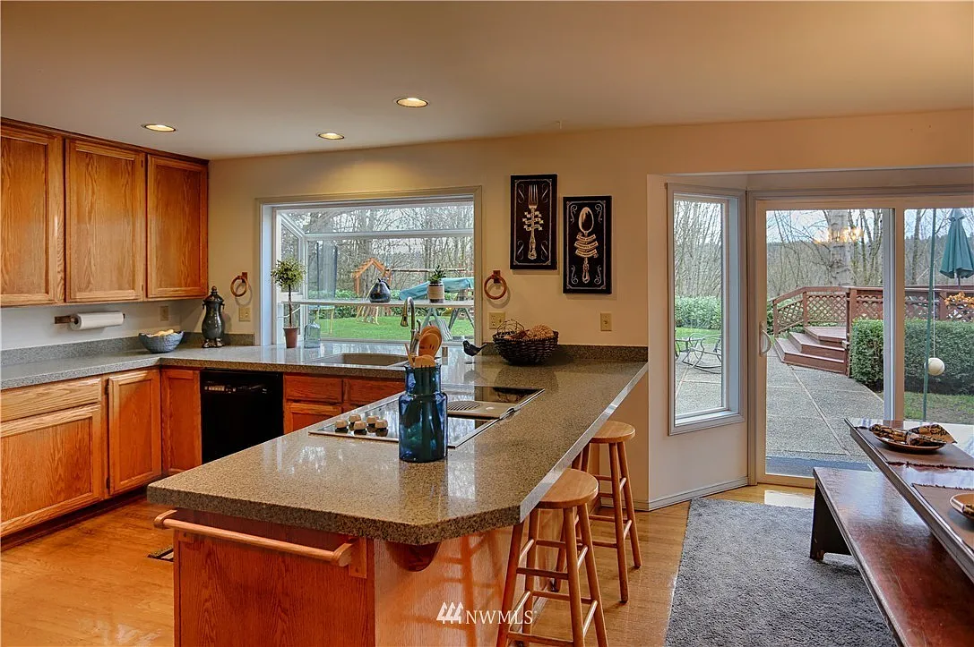 5 bed, 3010 sqft, $4,995 — Photo 4