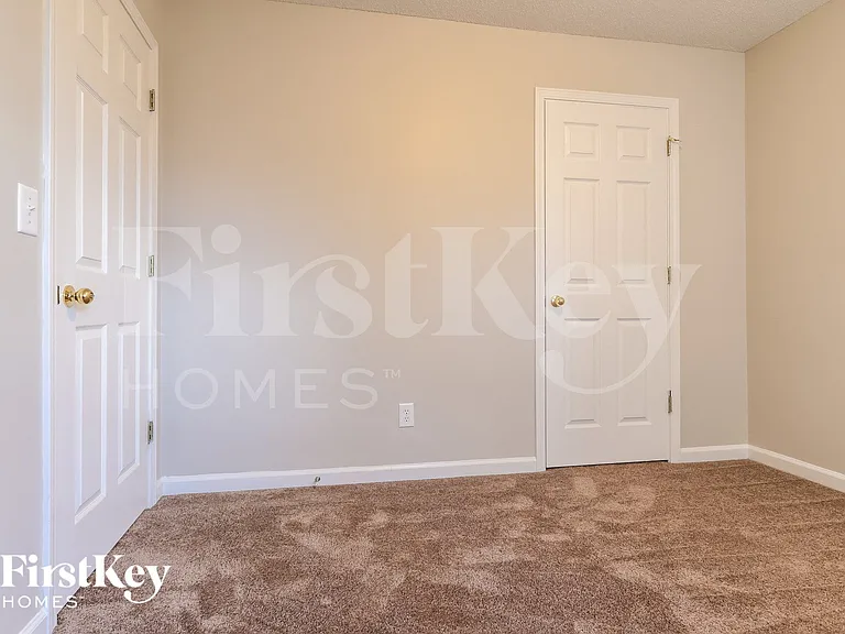 3240 Hilltop Cir — Photo 14