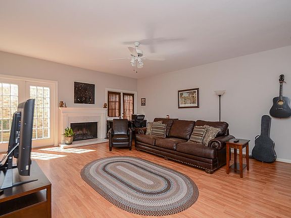 3rd image of 600 Wilcrest Dr APT 10