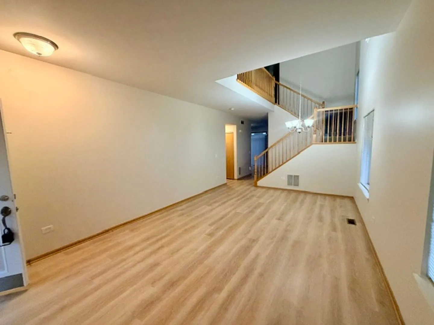 Spacious & Beautiful 3 bedroom home with 2.1 bath. — Photo 3