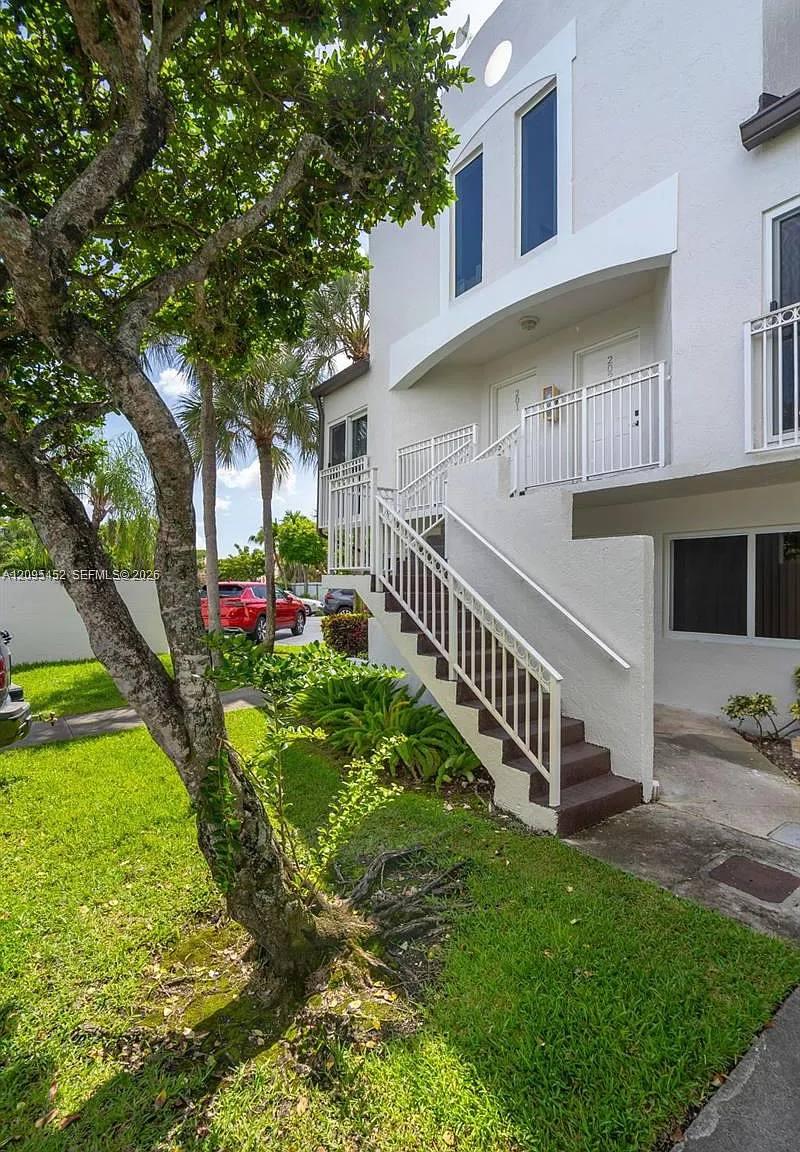 Coral Pointe Townhomes Co — Photo 3