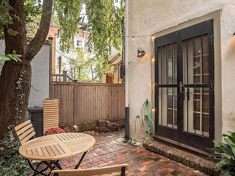 1225 Waverly Walk — Photo 4