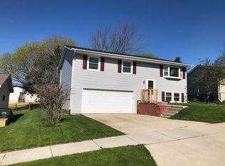 826 Kings Ridge Ct W, West Bend, WI 53090