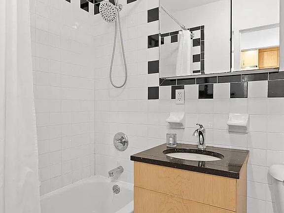 4th image of 712 Sackett St APT 1F