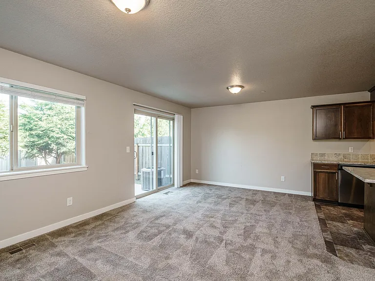 10912 NE 8th Cir — Photo 14