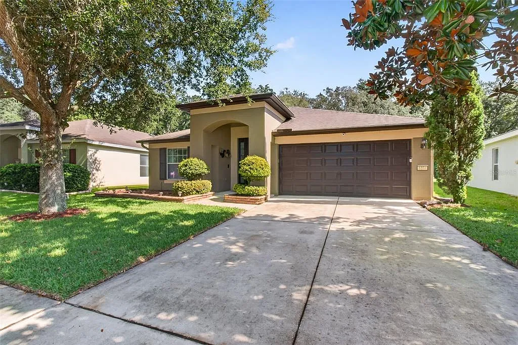 4 bed, 2.0 bath, 1952 sqft, $2,400 — Photo 3