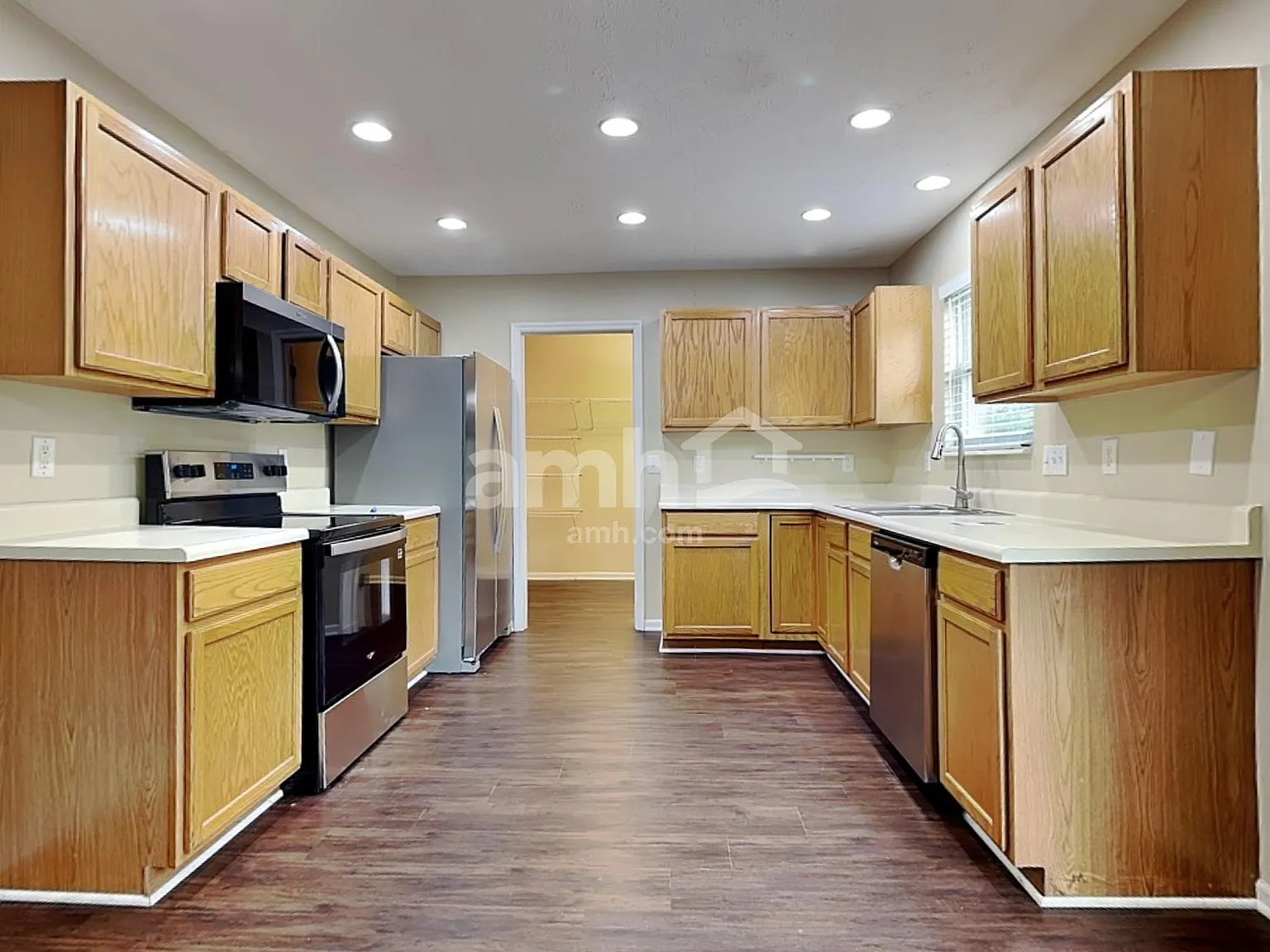 4 bed, 3.5 bath, 2876 sqft, $3,015 — Photo 3