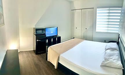 2nd image of 154 SW Essex Dr #1