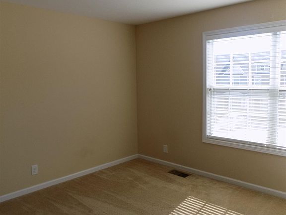 4th image of 167 Alexander Blvd