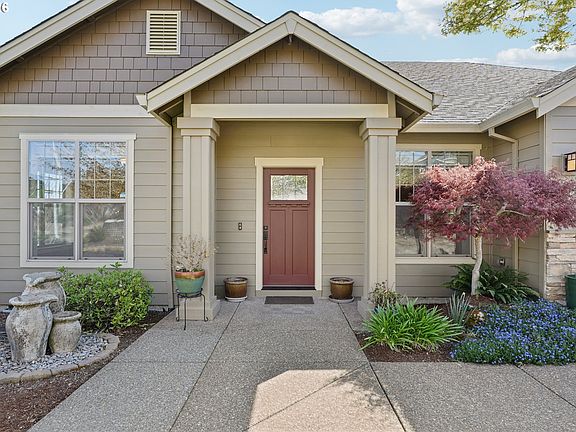4th image of 604 NW Mount Bachelor St
