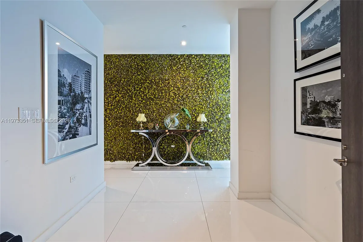 Building Photo - 88 SW 7th St #4203