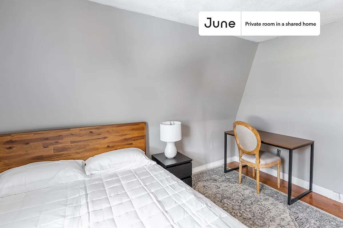 Queen bedroom in 6 bed/1.5 bath home in Somerville #1578 F — Photo 3
