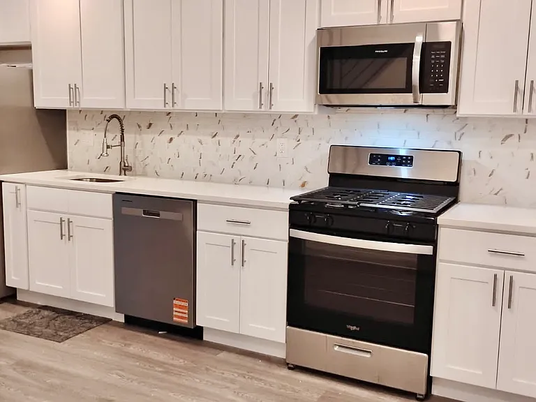 2252 Greenwich St — Photo 1