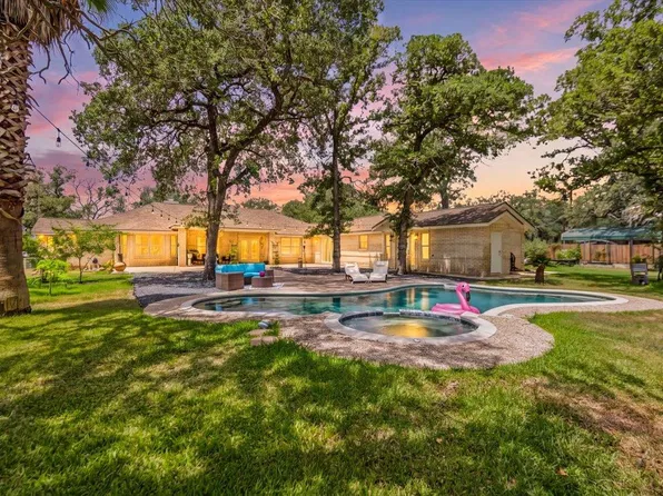 306 Kerry Ln, Floresville, TX 78114