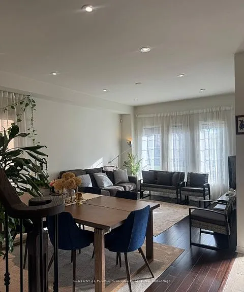 33 Mansbridge Cres — Photo 3