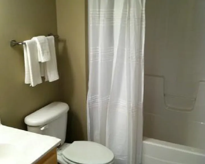 826 Greta Ln — Photo 5