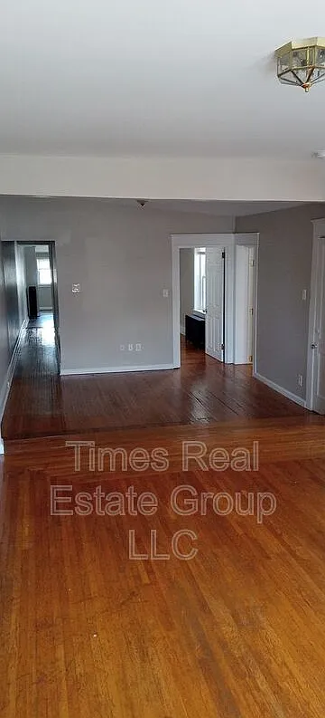 3 bed, 1.0 bath, $1,400 — Photo 2
